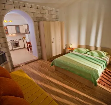 Denis Vela * 伯德古拉